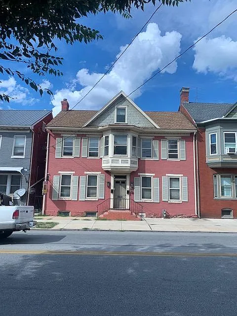 126 York St