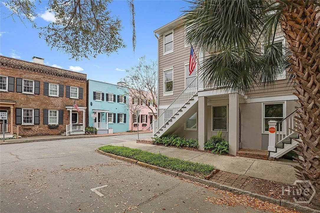 2 bed, 2.5 bath, 2464 sqft, $5,000 — Photo 2