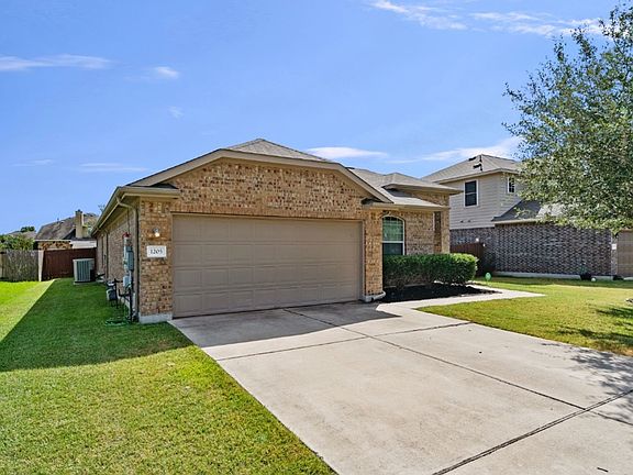 3rd image of 1205 Montell Ln