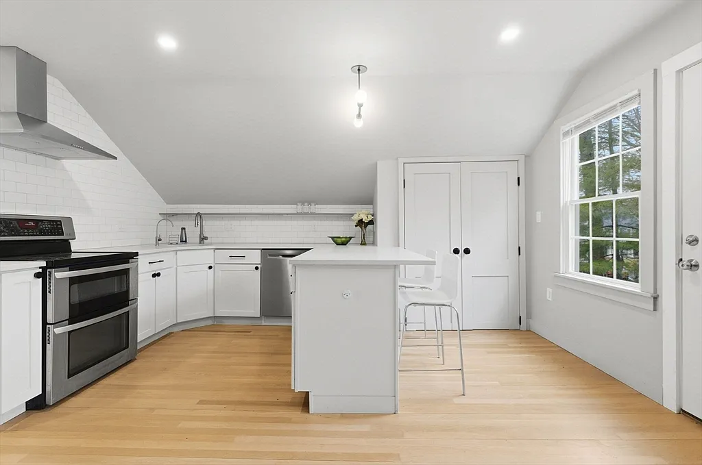 1 bed, 1.0 bath, 685 sqft, $2,500 — Photo 3