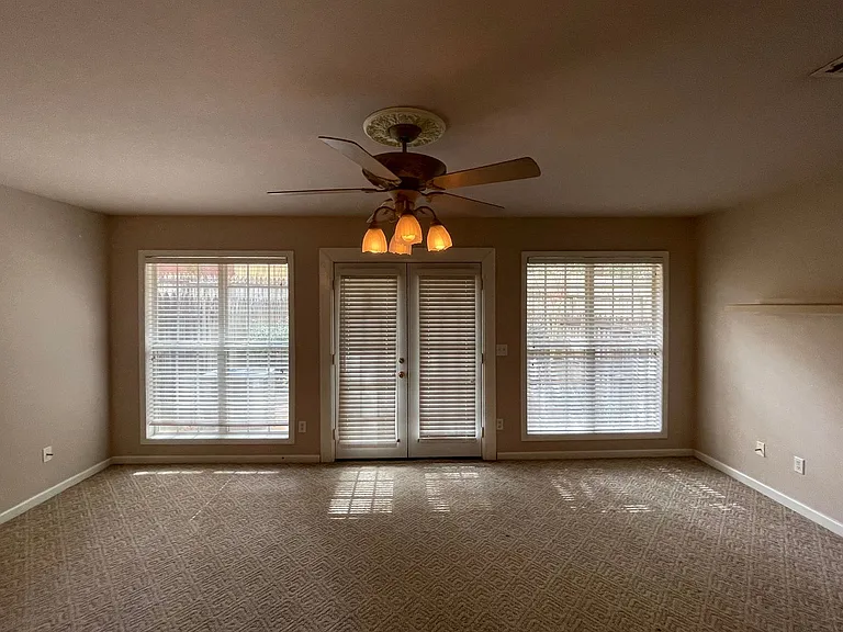 112 Foxchase Ln — Photo 3
