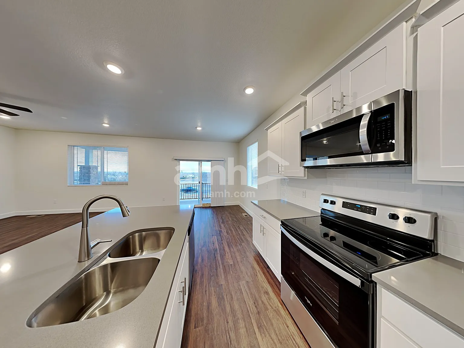 5 bed, 3.0 bath, 2418 sqft, $4,200 — Photo 3