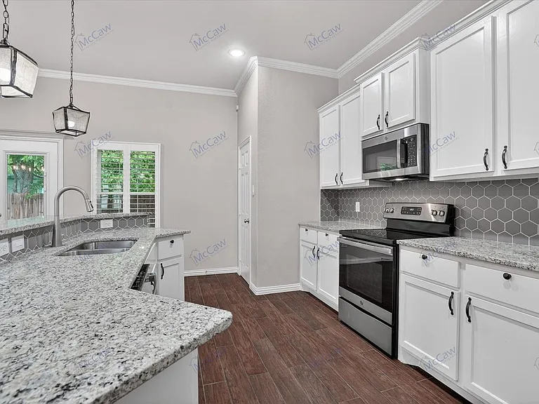 1310 Yale St — Photo 8