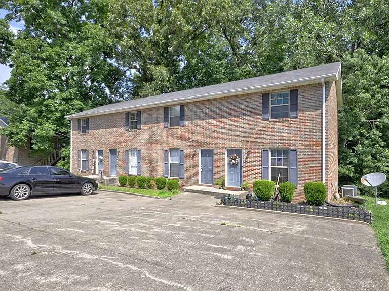 460 Martha Ln #C — Photo 28