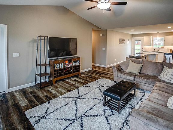 5th image of 45 Woodland Ct #B