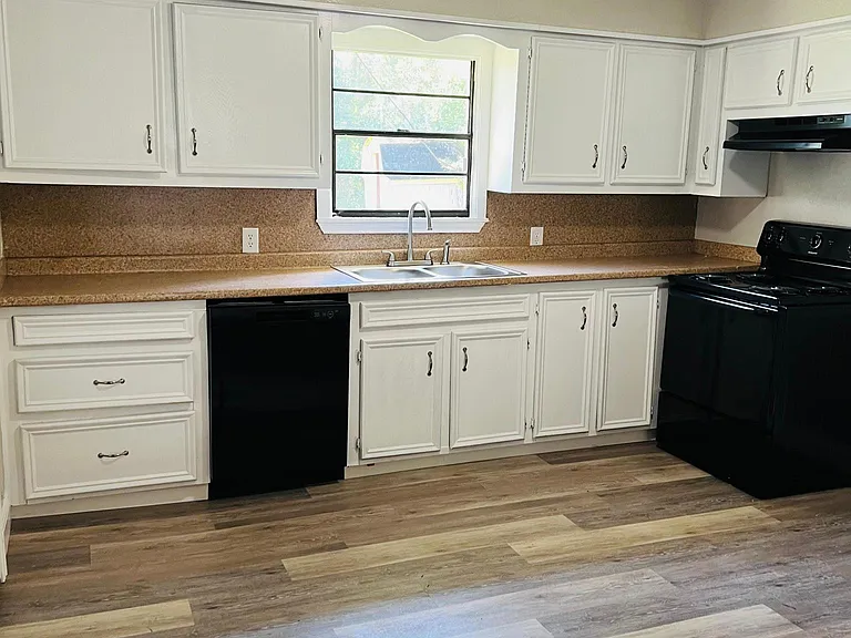 655 Carol St — Photo 3