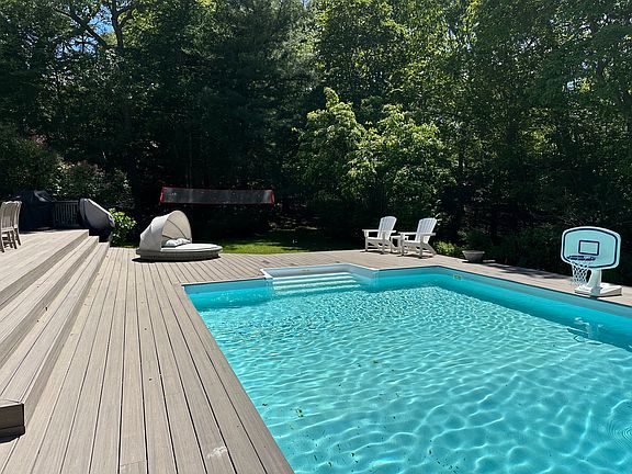 2nd image of 12 Bay Colony Ct