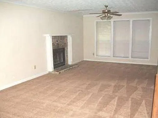 2090 Hollywood Dr — Photo 2