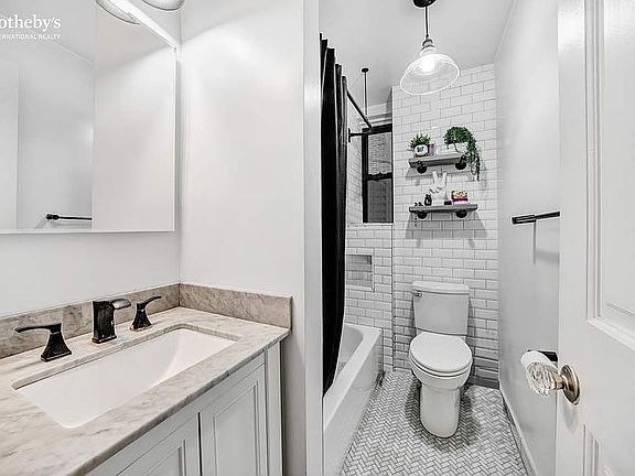 5th image of 142 E 49th St APT 4E