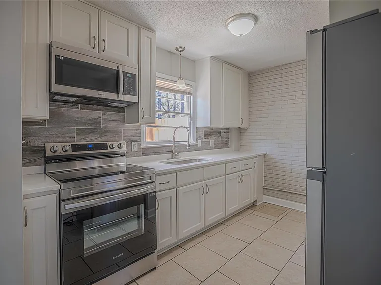 230 W Manchester Rd — Photo 11