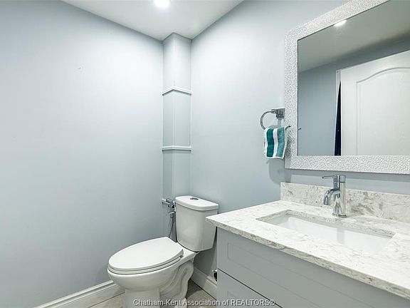 5th image of 252 Wellington St E