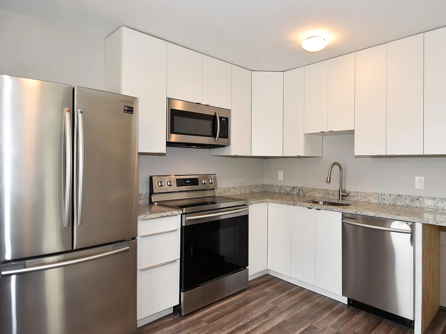 2 bed, 825 sqft, $2,600 — Photo 2