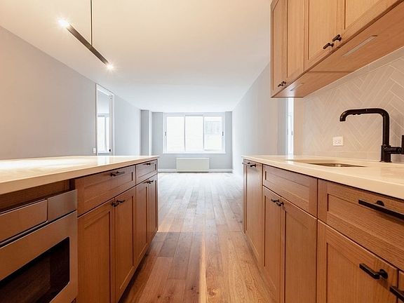3rd image of 560 W 43rd St APT 11D