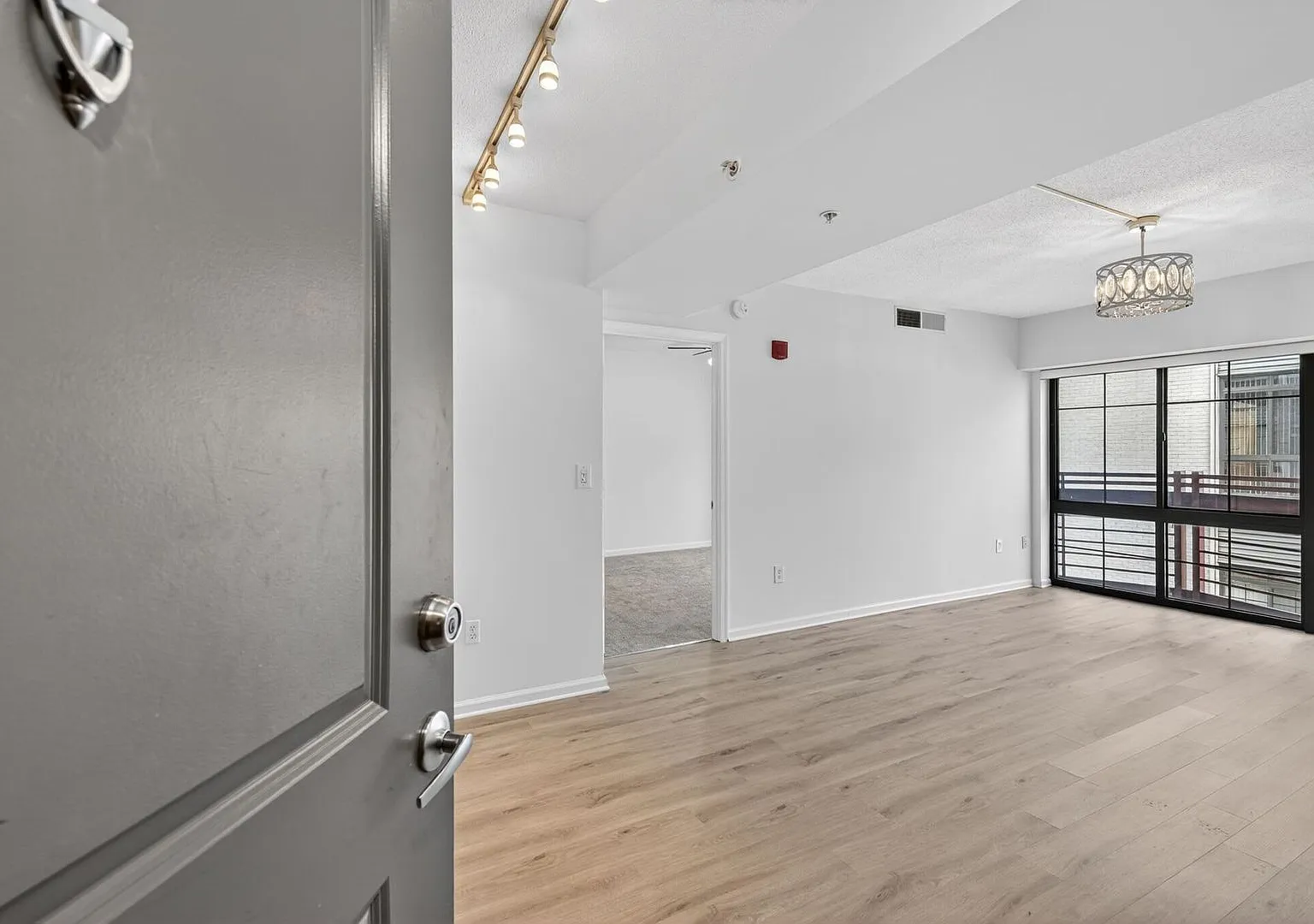 Stunning Luxury Unit in the Heart of Downtown Silver Spring — Photo 2