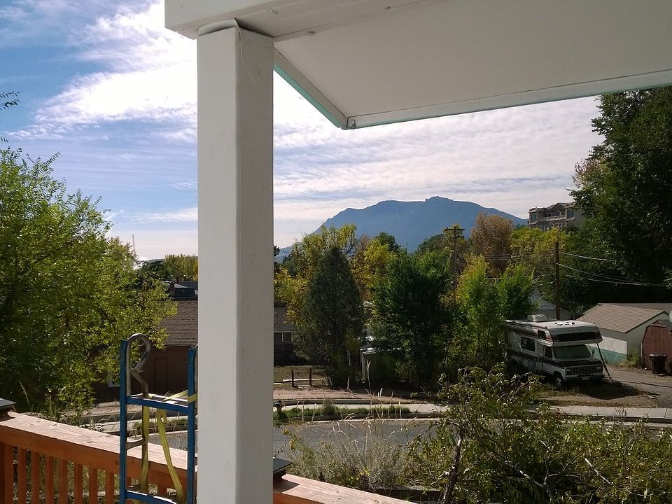 Beautiful Mountain Views right from the deck!