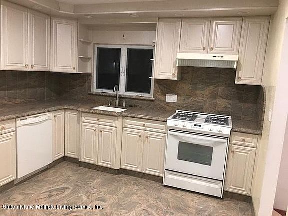 3rd image of 181 Titus Ave