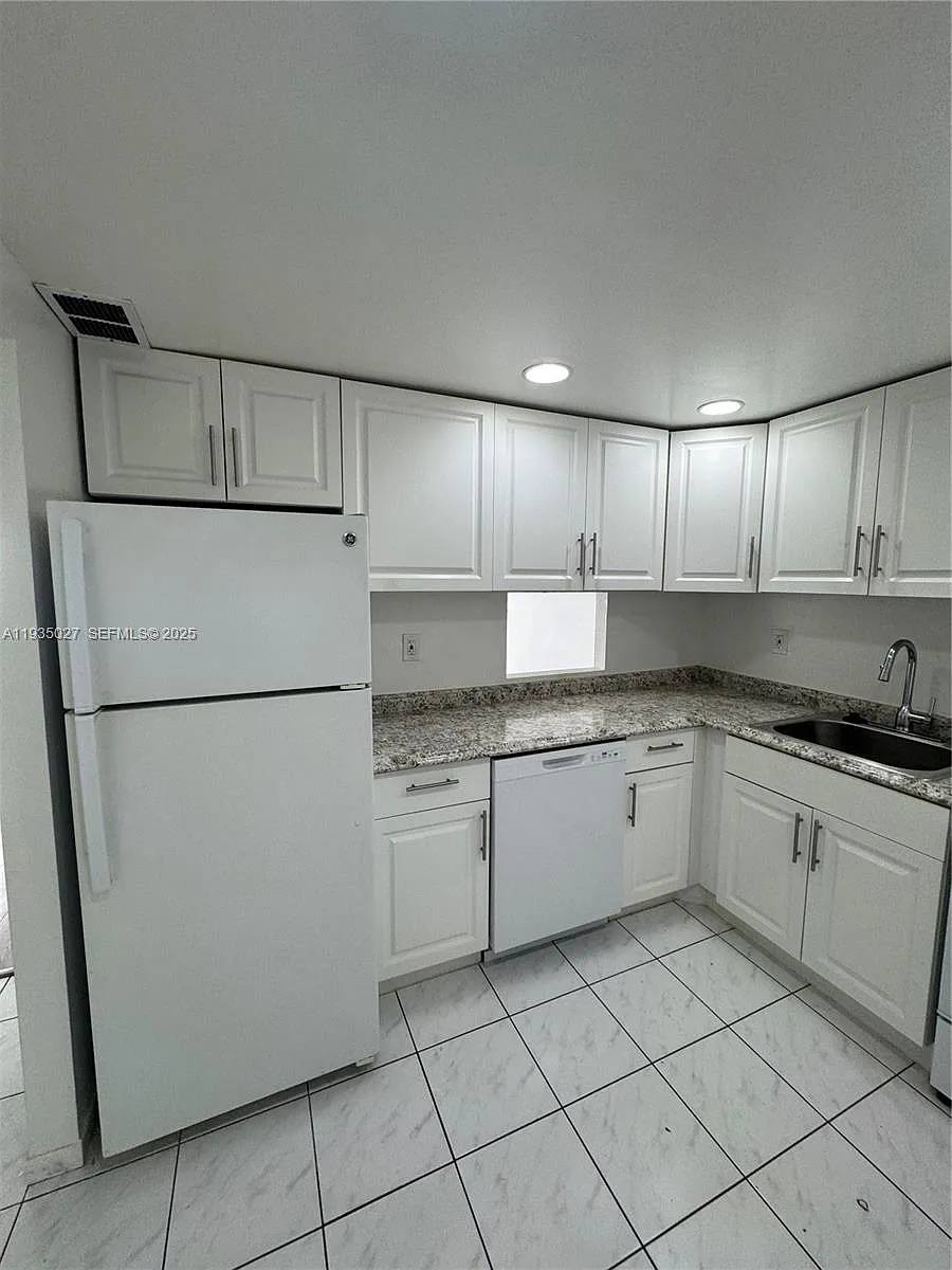 Building Photo - 16710 NE 9th Ave #305