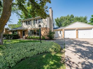 140 W Briar Ln, Green Bay, WI 54301