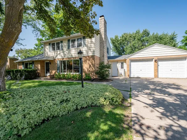 140 W Briar Ln, Green Bay, WI 54301