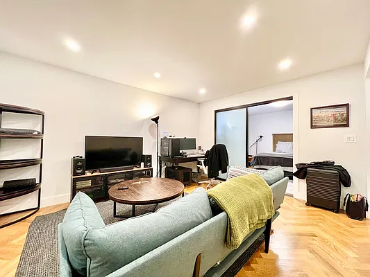 Rented by Pear NYC LLC | media 9