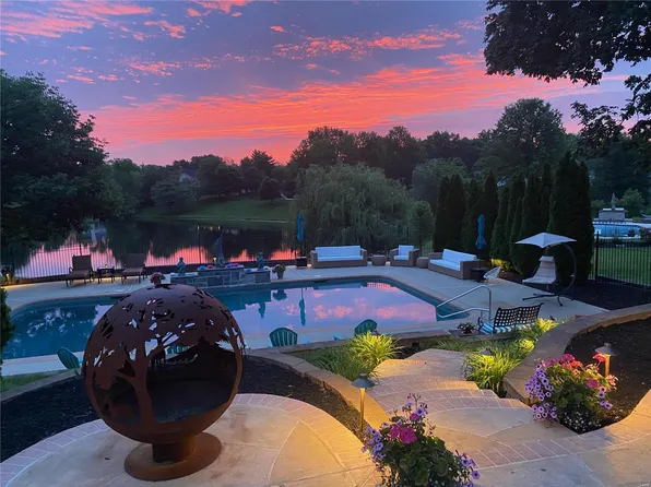 2352 Richborough Rd, Chesterfield, MO 63017