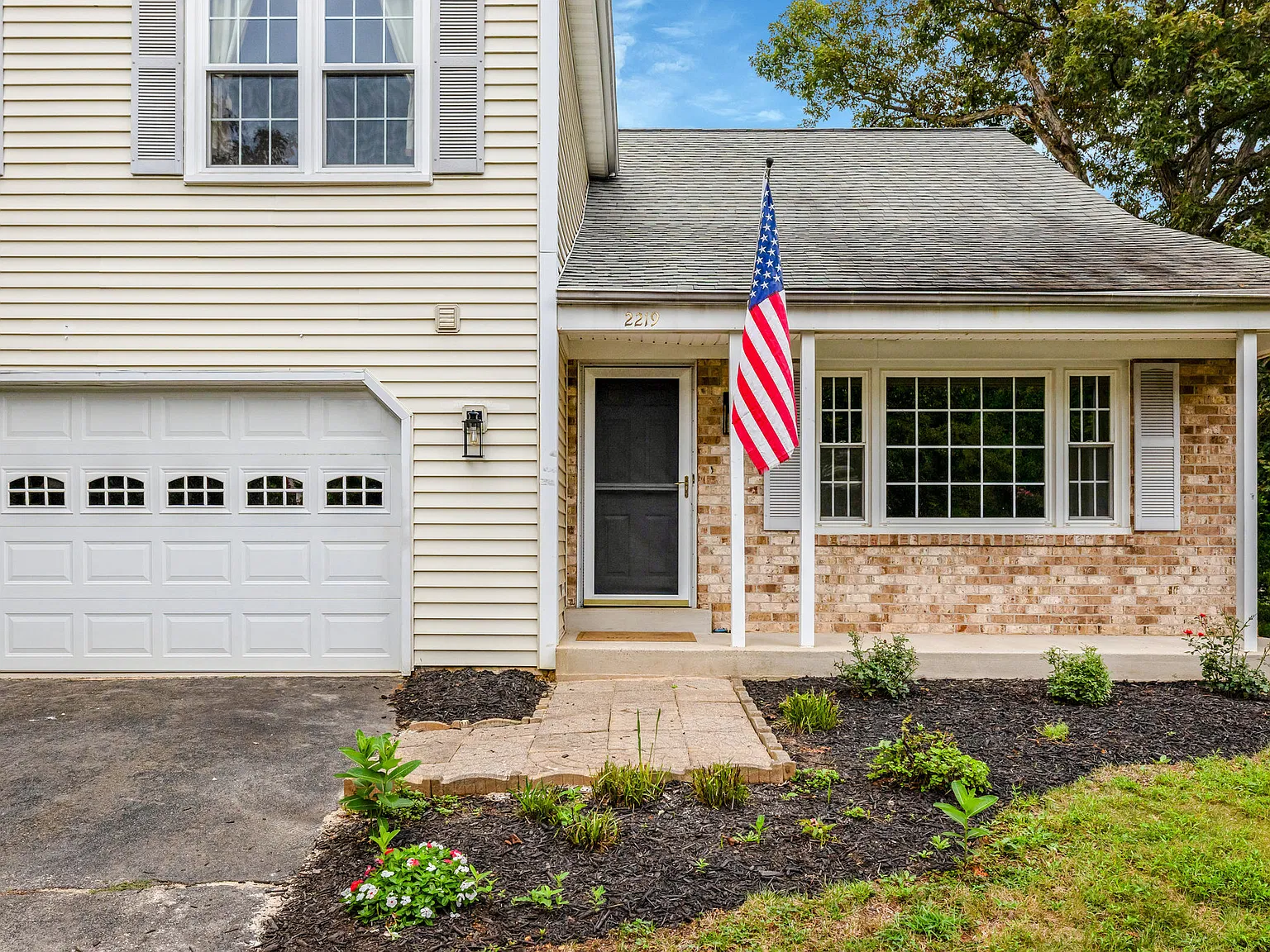 5 bed, 2408 sqft, $4,995 — Photo 2