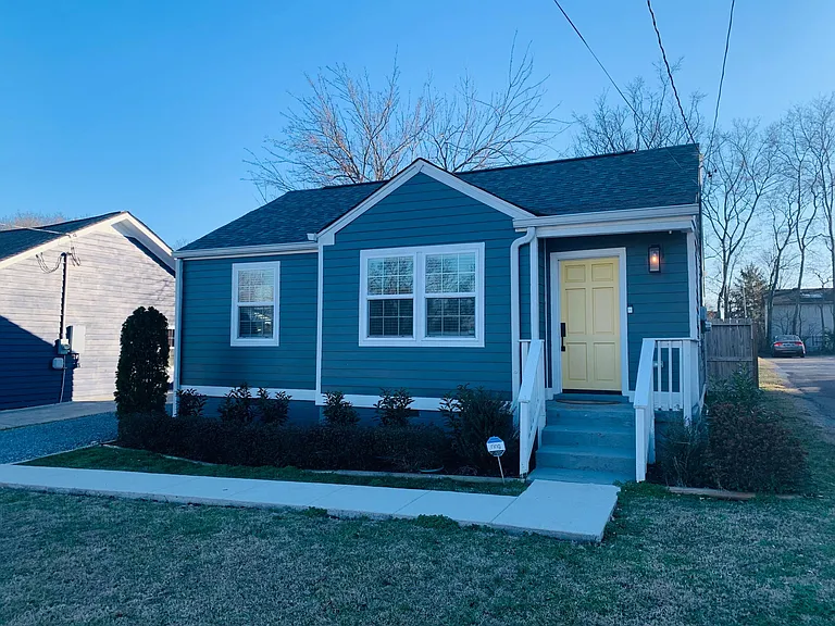 301 Morton Ave — Photo 2