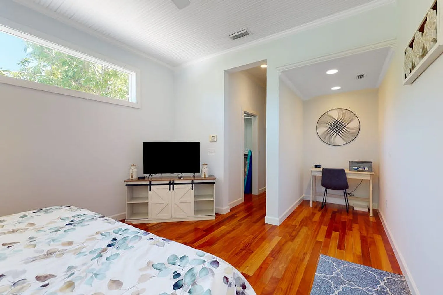 3 bed, 2.0 bath, 2497 sqft, $4,401 — Photo 4