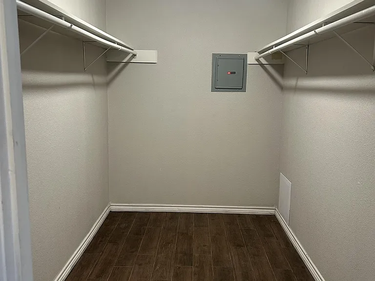 516 Candlelight Ln — Photo 2