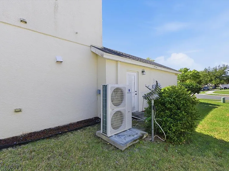 5073 SW 40th Pl — Photo 32