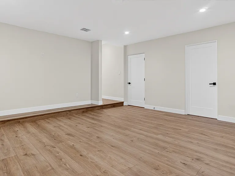 4711 Tyrone Ave — Photo 31