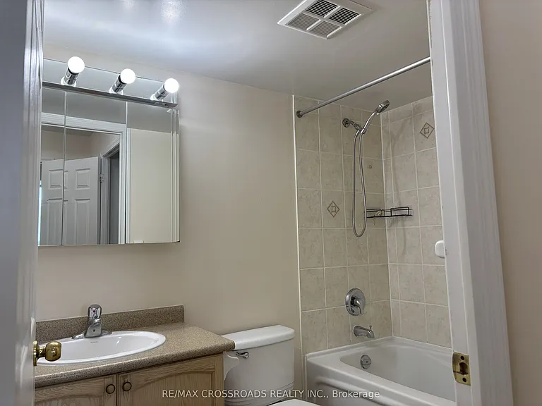 23 Oneida Cres #801 — Photo 5