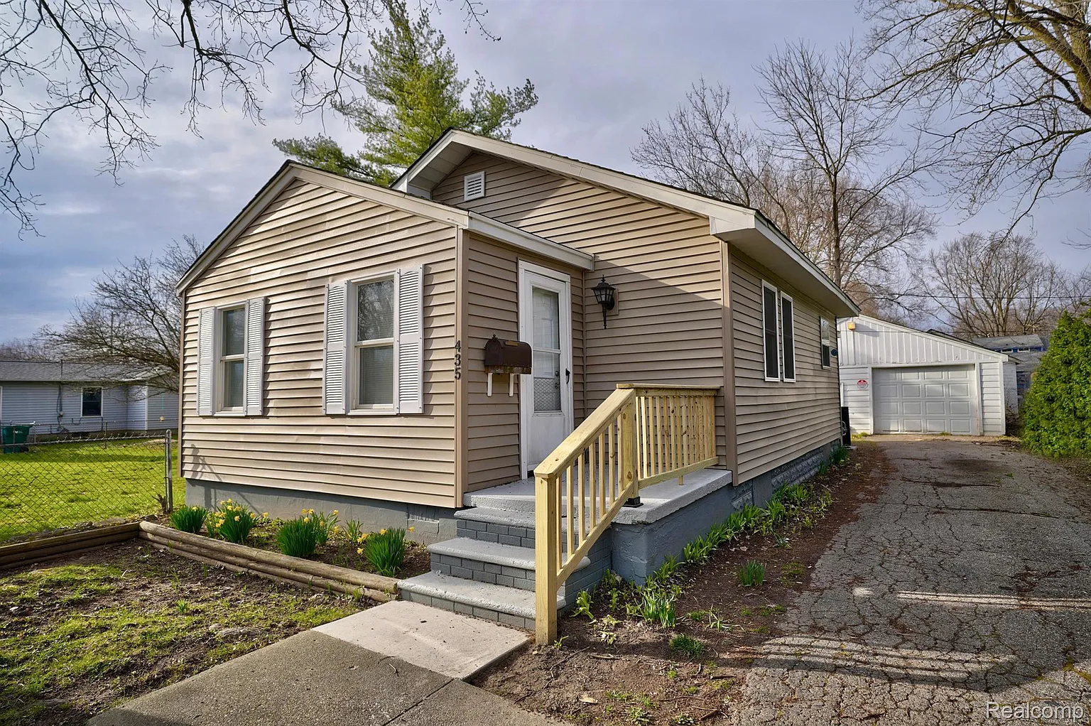 435 Beach St photo 1