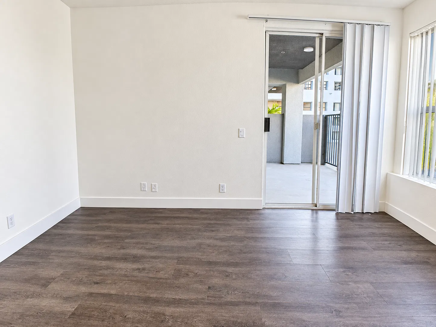 II657 Oxnard St, Unit 101 — Photo 3