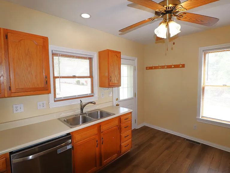 Beautifully Restored Townhouse — Photo 11