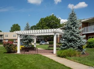 25 Westwood Dr #40, Westbury, NY 11590