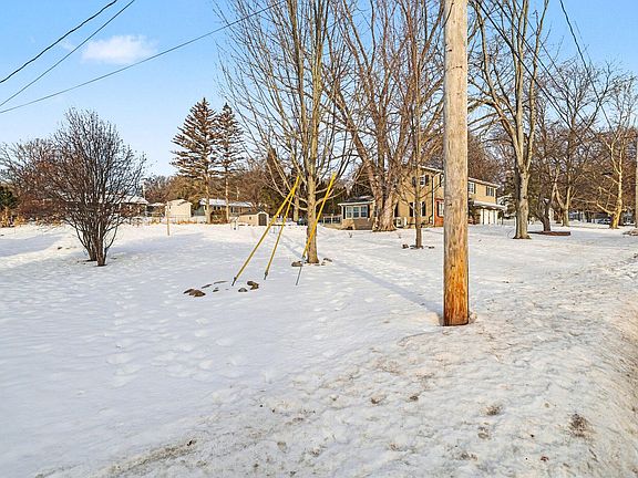 4th image of 555 East Dr