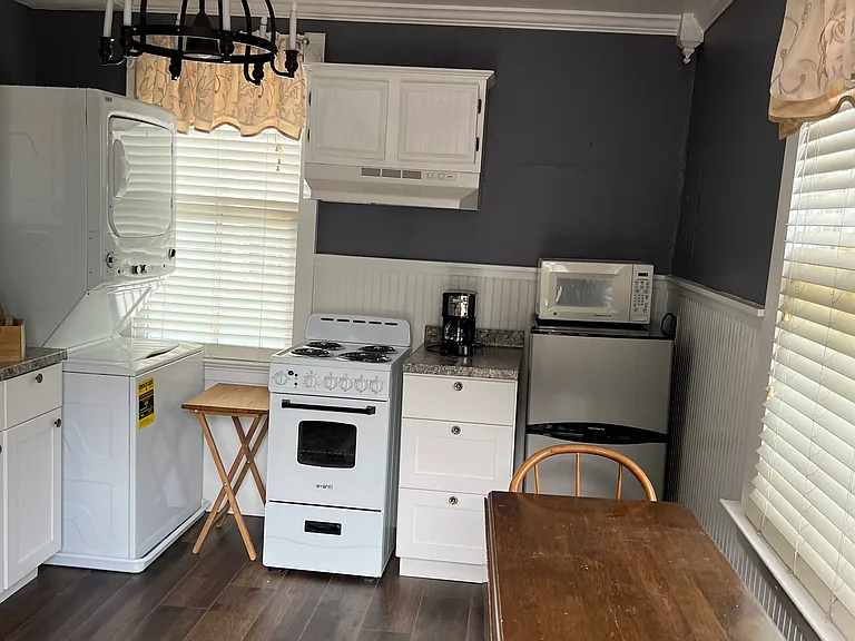 214 E Gwinnett Ln #D — Photo 3