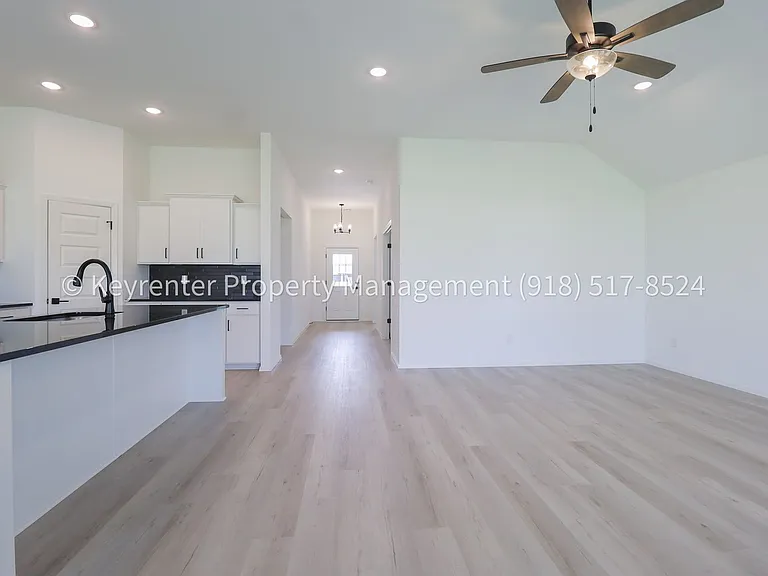 2908 S Redwood Ave — Photo 13