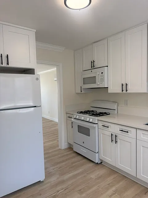 2 bed, 800 sqft, $2,400 — Photo 4