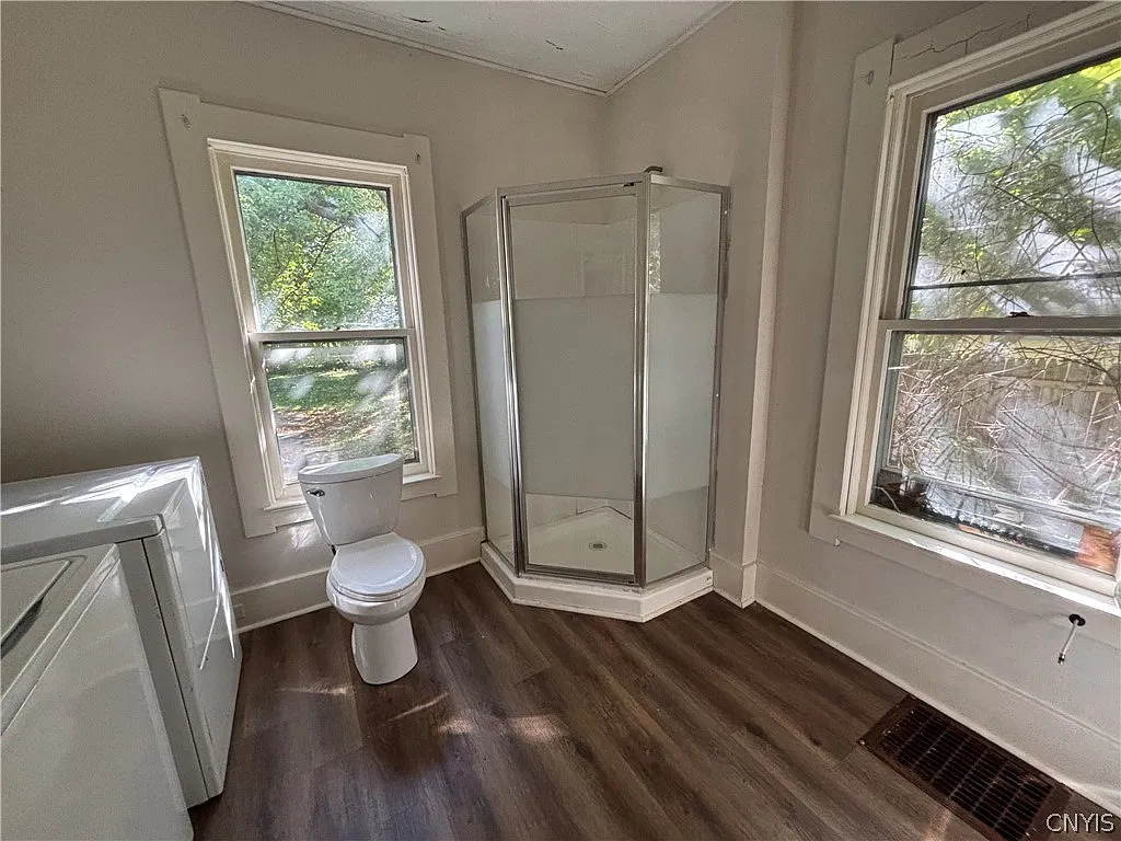 3 bed, 2.0 bath, 1352 sqft, $2,000 — Photo 3