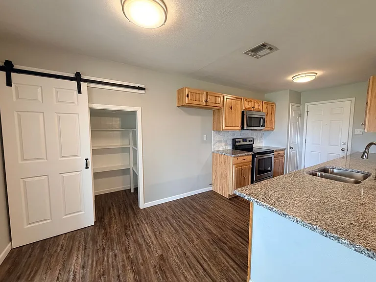 407 Viking St — Photo 2