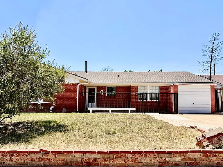 112 S Eisenhower Dr — Photo 1