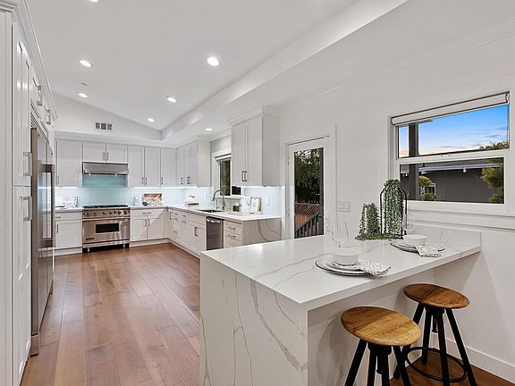 4th image of 941 Chula Vista Ave