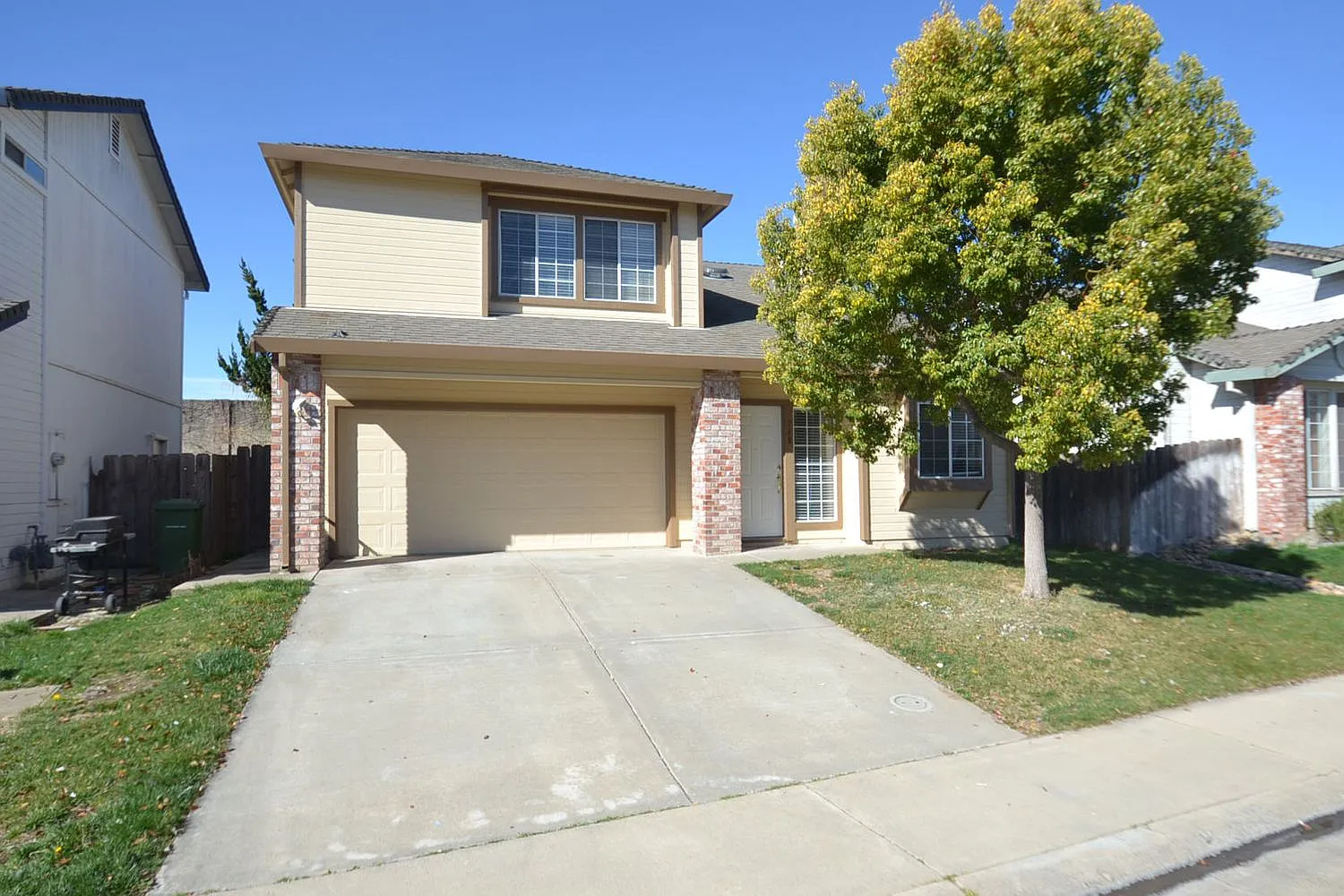 768 Lyonia Dr photo 1
