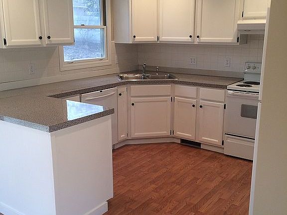 3rd image of 32 Iroquois Ave