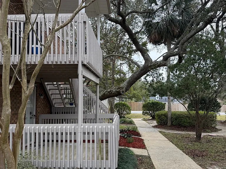 1100 Shoreline Dr #0 — Photo 2