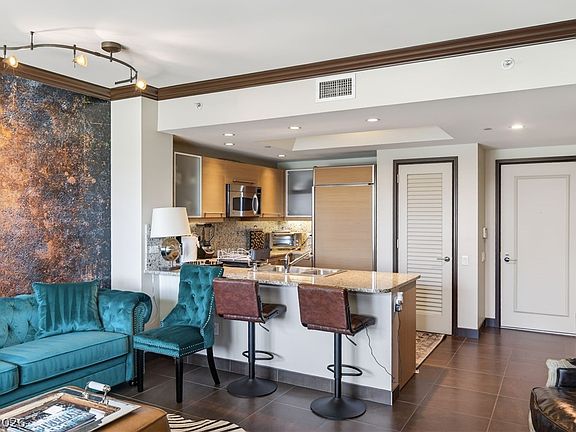 5th image of 322 Karen Ave Unit 204
