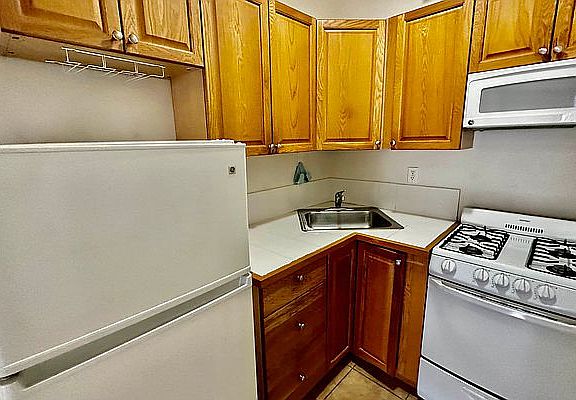 3rd image of 57 W 70th St APT 5A
