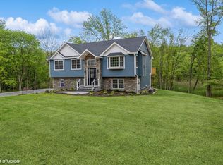 6 Reina Ct, Valley Cottage, NY 10989